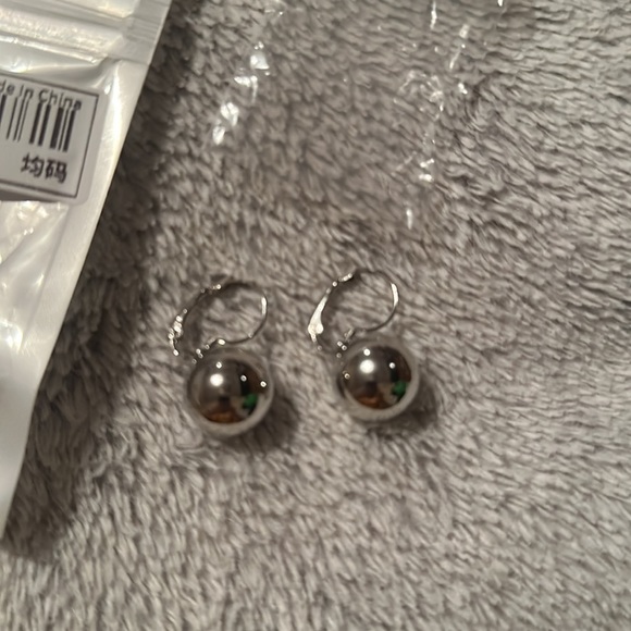 Fashion Earrings - Picture 2 of 2